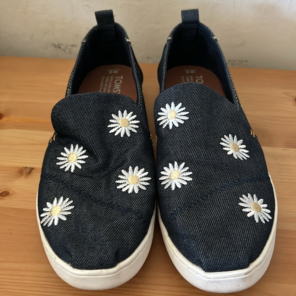 EUC TOMS denim slip ons with embroidered daisies